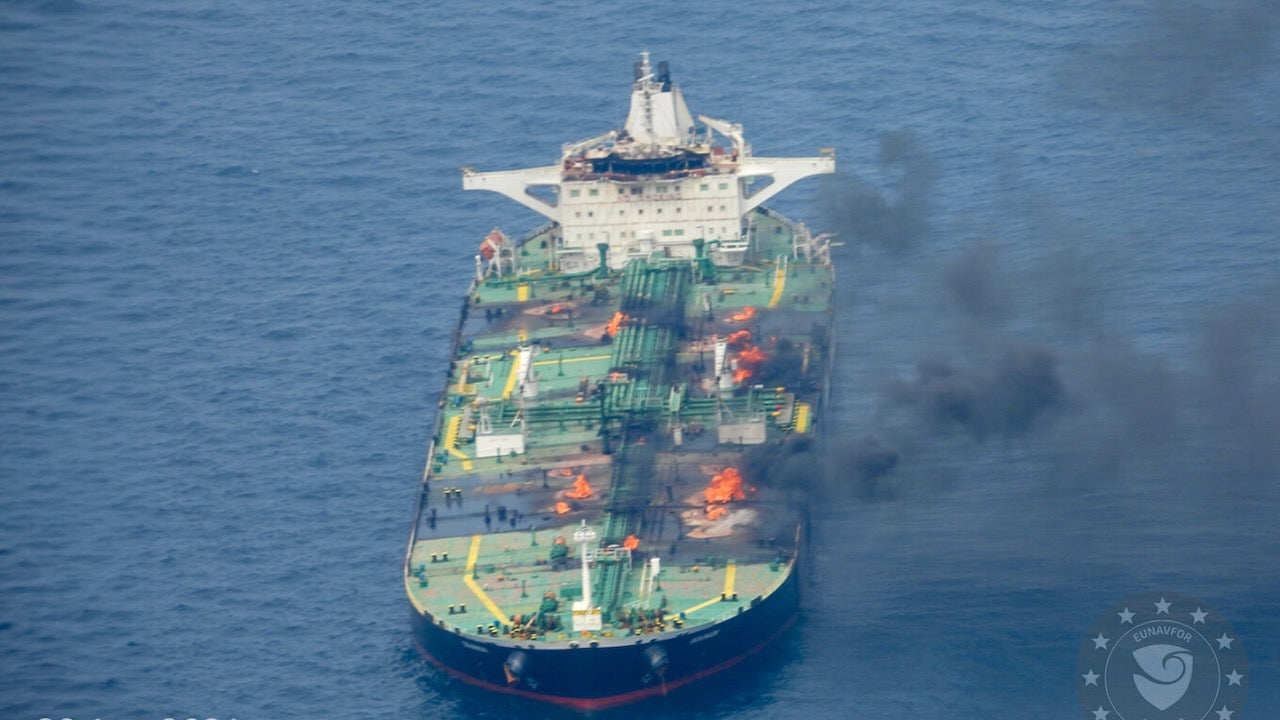 Brennender Öltanker im Roten Meer. Foto: EU-Mission Aspides