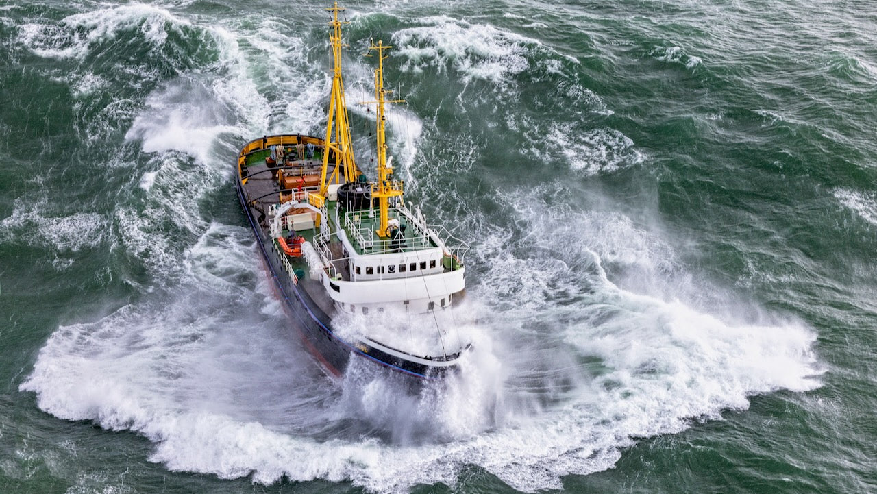 Hochseeschlepper Elbe im Sturm