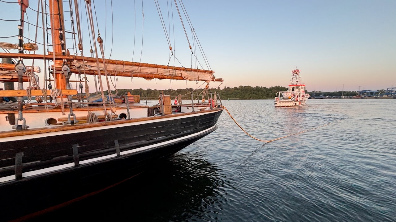 Seenotretter befreien Dreimaster aus Notlage. Foto: DGzRS via Ankerherz Blog
