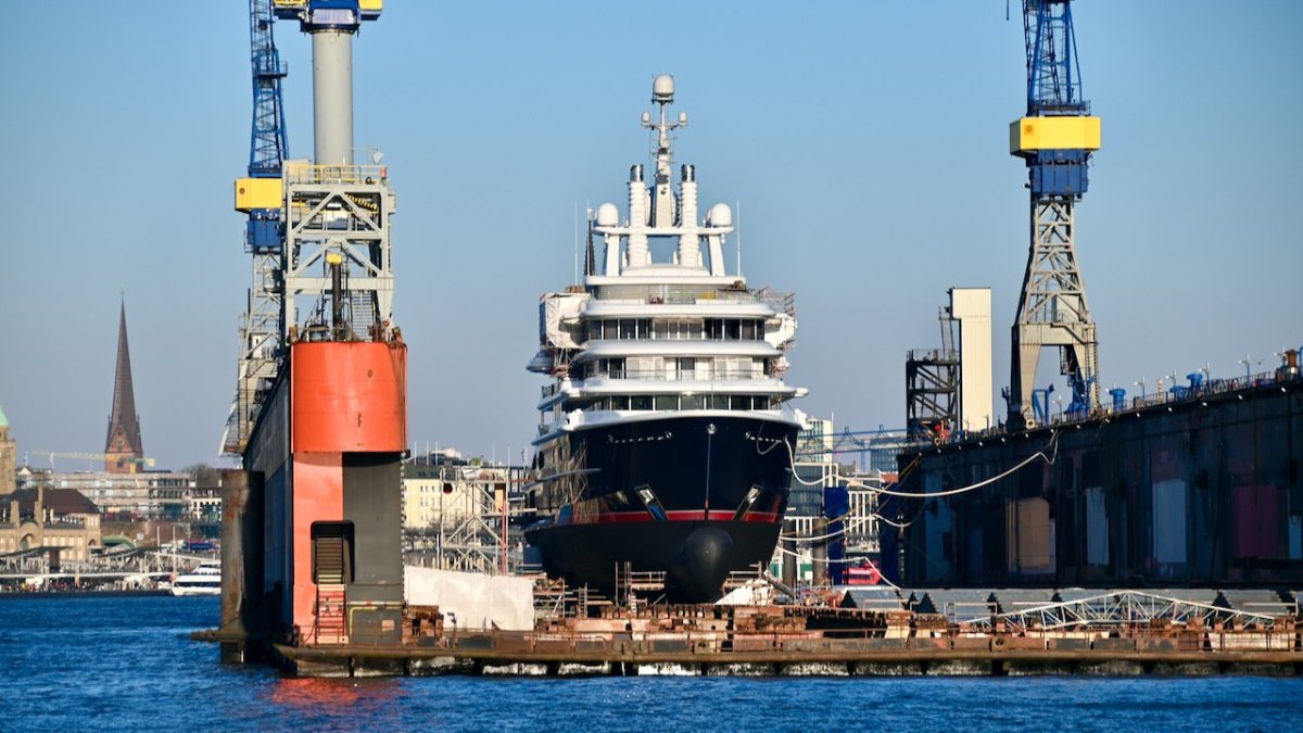 BKA setzt Oligarchen-Yacht Luna im Hamburger Hafen fest - Ankerherz Verlag
