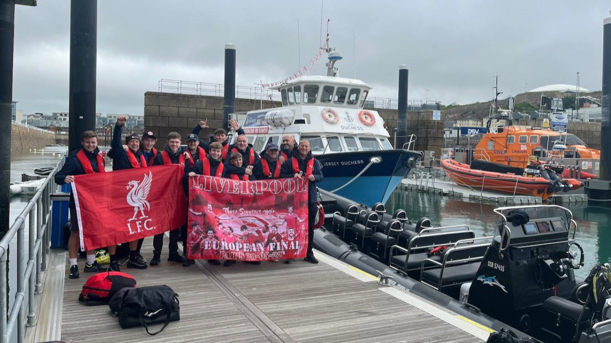 Fans des FC Liverpool rasen mit Speedboot zum CL-Finale - Ankerherz Verlag