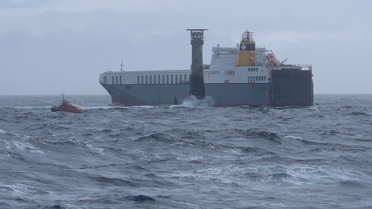 Frachtschiff strandet nahe des Wolf Rock Leuchtturms in Cornwall - Ankerherz Verlag