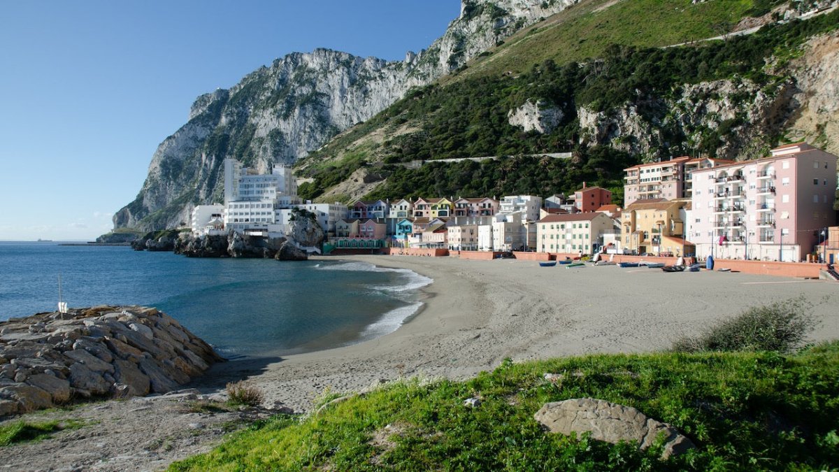 Gibraltar droht Umweltkatastrophe: Frachter schlägt nach Kollision leck - Ankerherz Verlag