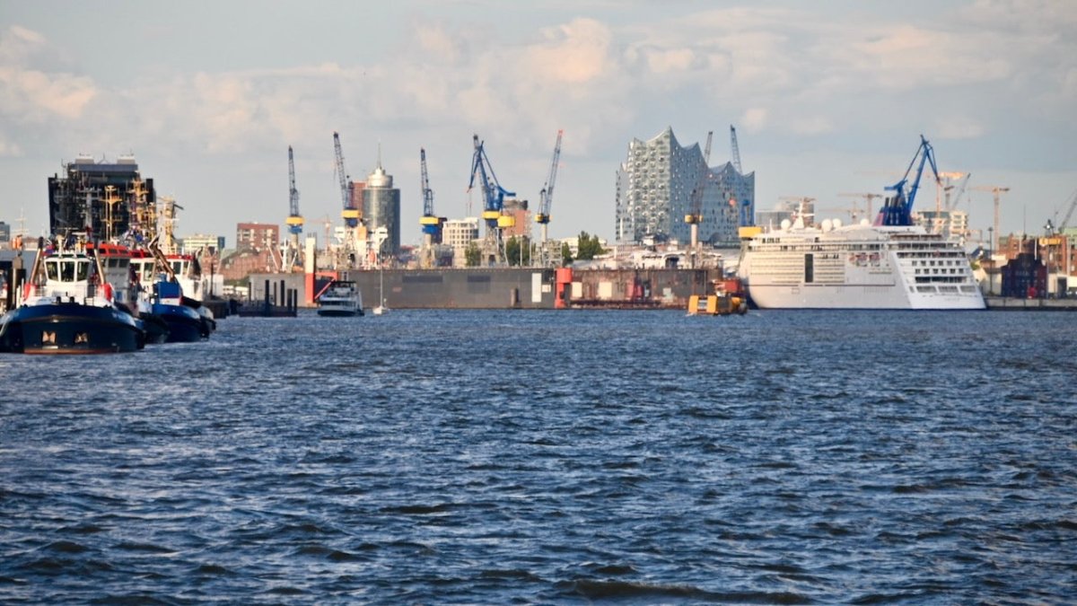 Hamburg: Schwimmerin im Fahrwasser löst Großeinsatz aus - Ankerherz Verlag