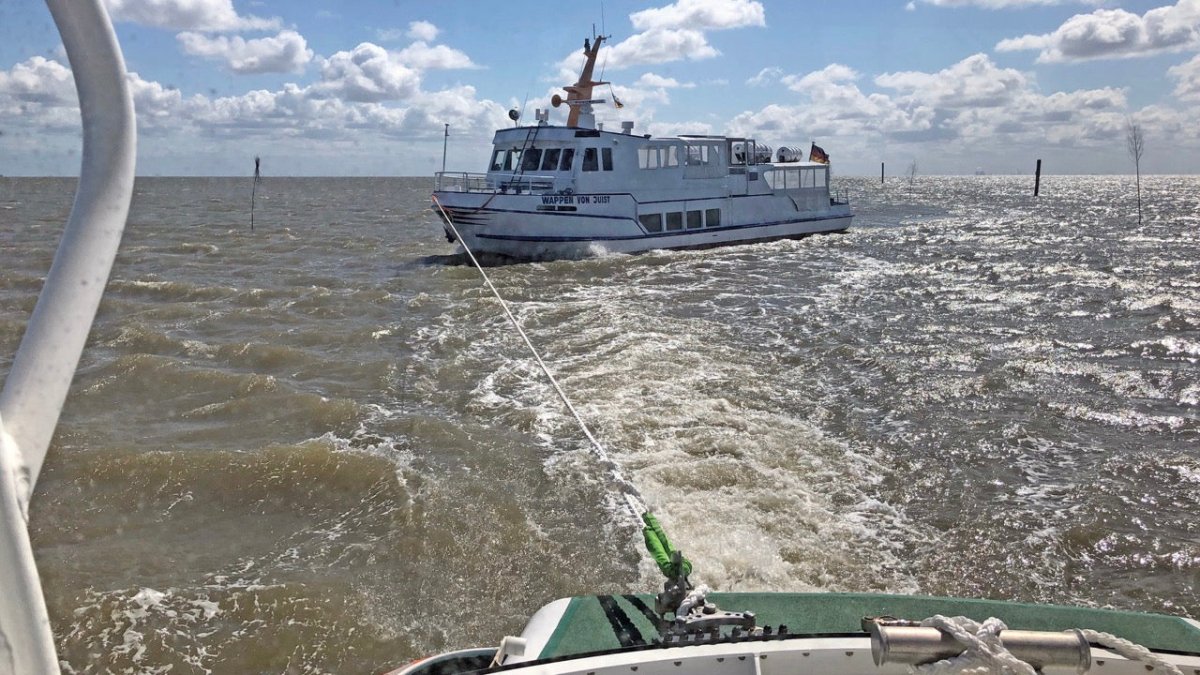 Juist: Seenotretter bewahren Fähre vor Abdriften im Wattenmeer - Ankerherz Verlag