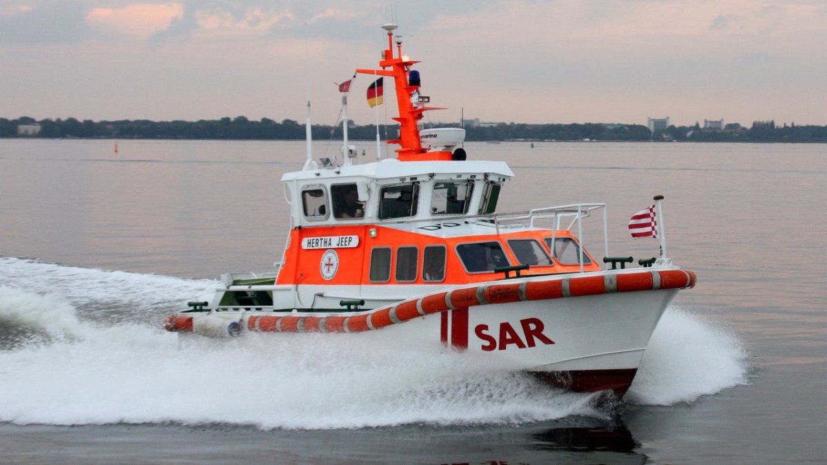 Motorboot droht westlich der Insel Rügen zu sinken - Ankerherz Verlag