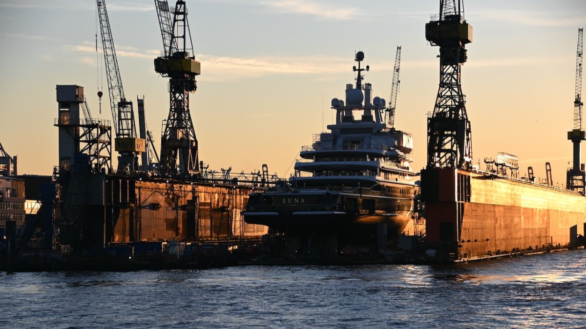 Oligarch läuft die Crew im Hamburger Hafen davon - Ankerherz Verlag