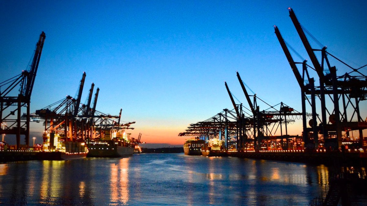 Platz 328! Hamburger Hafen ist einer der langsamsten der Welt - Ankerherz Verlag