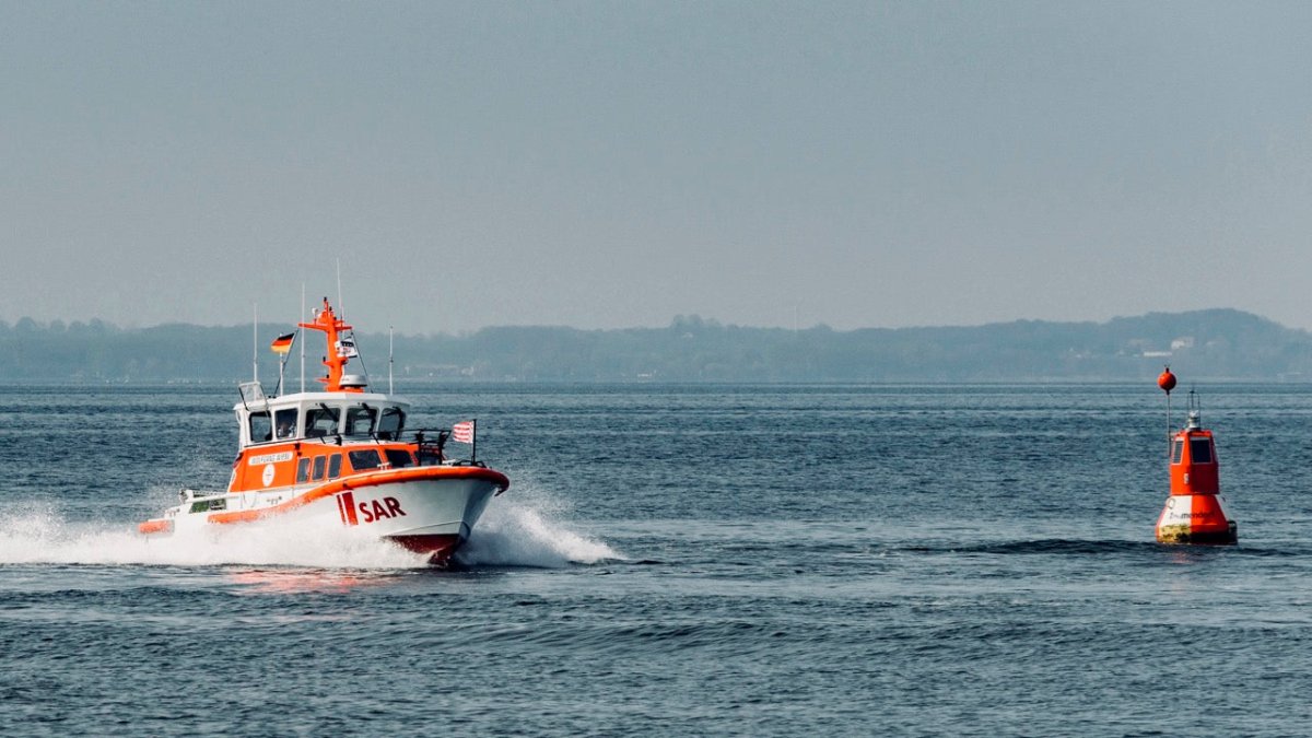 Rauchentwicklung: Seenotretter Timmendorf im Einsatz für Motoryacht - Ankerherz Verlag