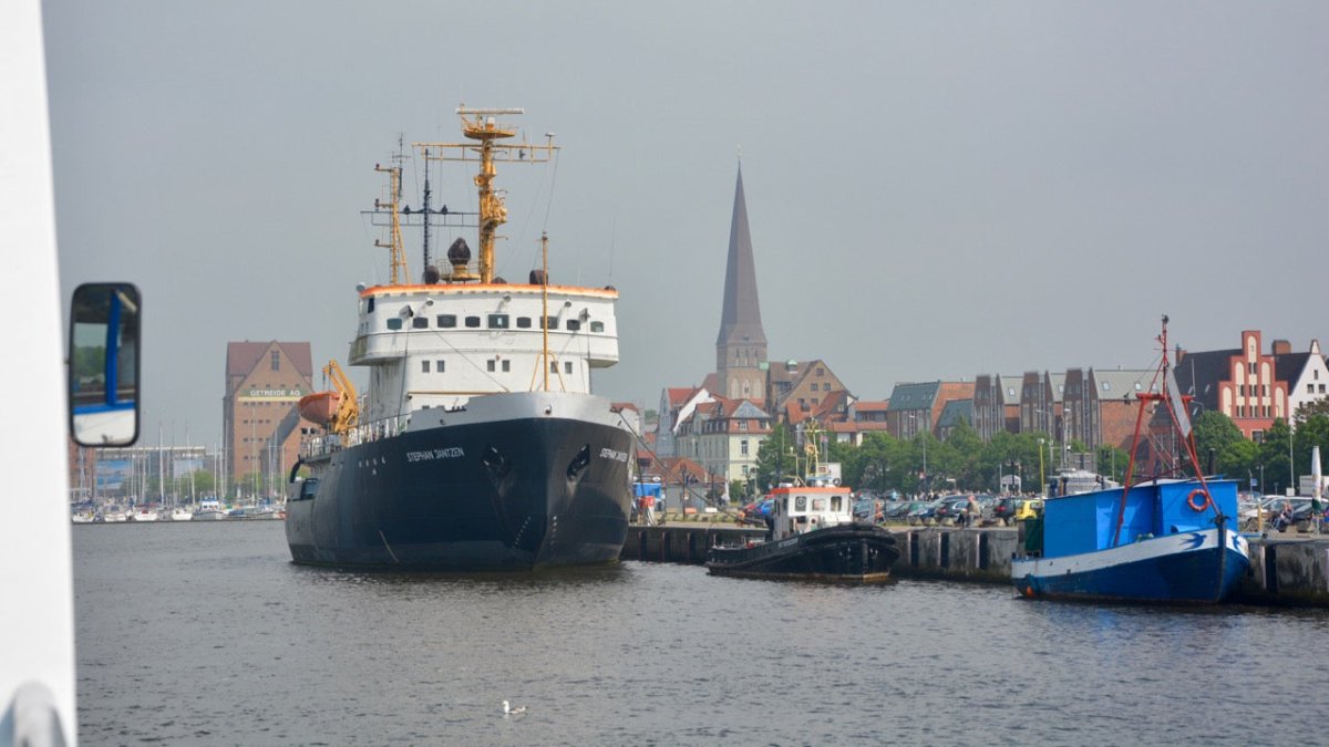 Rostock: Gesamte Frachter-Crew an Corona erkrankt - Ankerherz Verlag