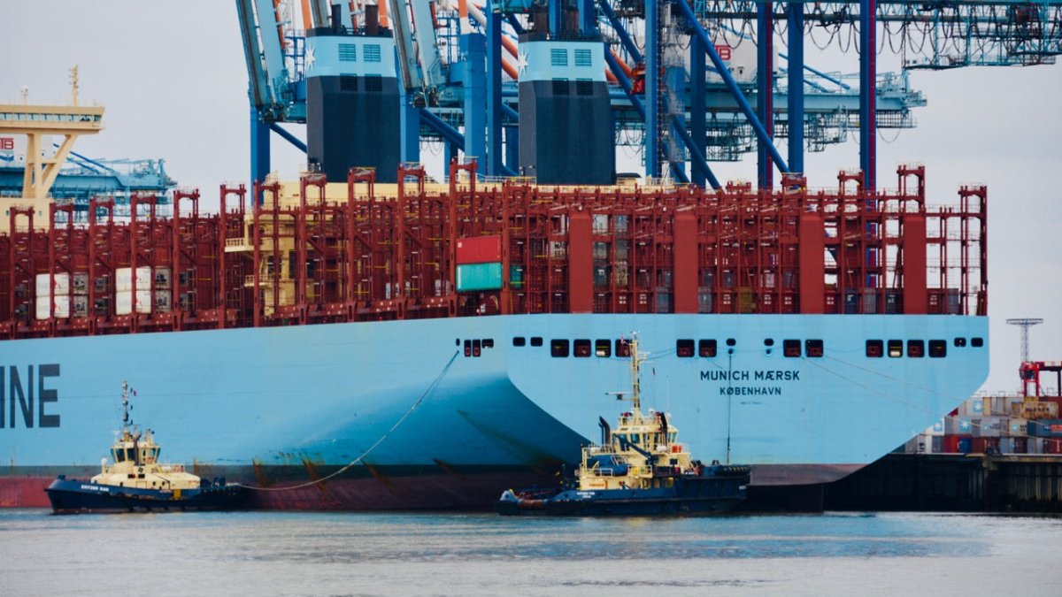 Schon wieder: Maersk-Frachter verliert hunderte Container im Sturm - Ankerherz Verlag