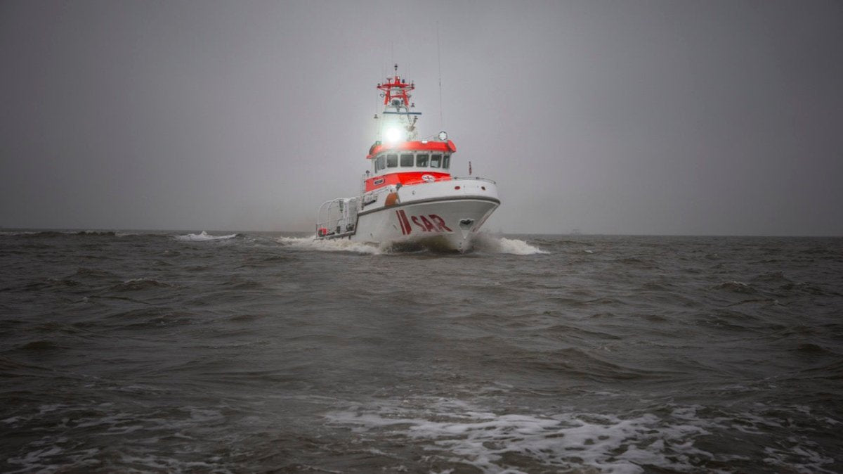 Seenotretter im Einsatz für Kranke eines Kreuzfahrtschiffs - Ankerherz Verlag