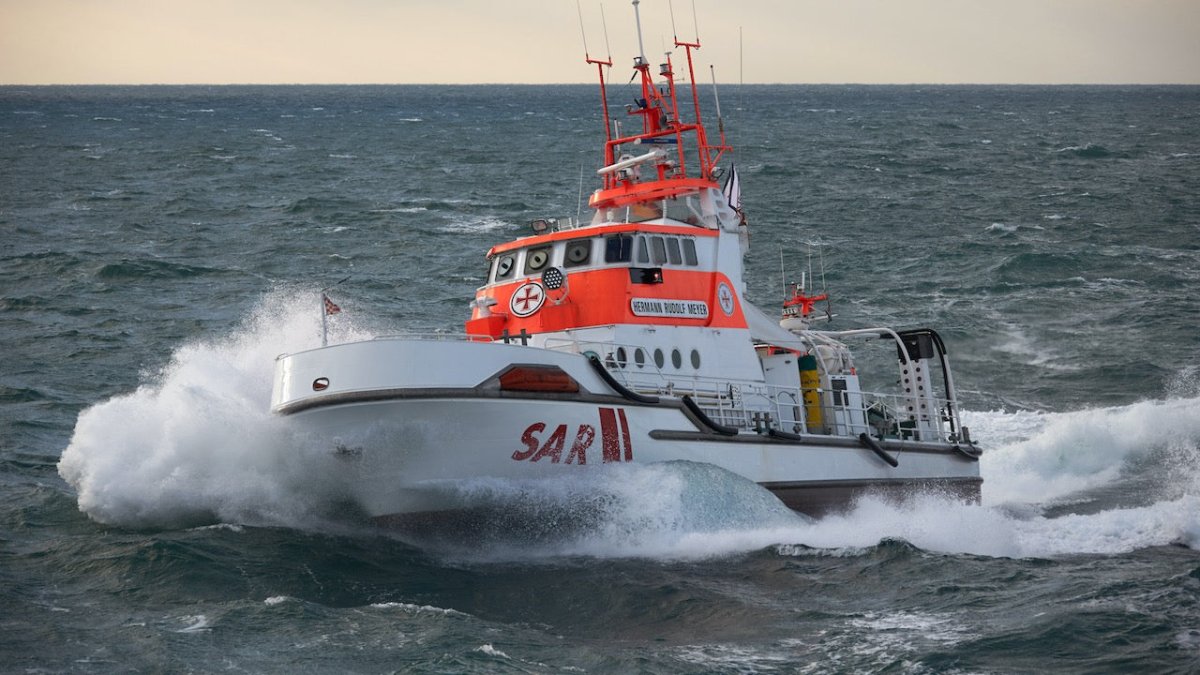 Seenotretter retten Männer und Hund aus Windpark in der Nordsee - Ankerherz Verlag