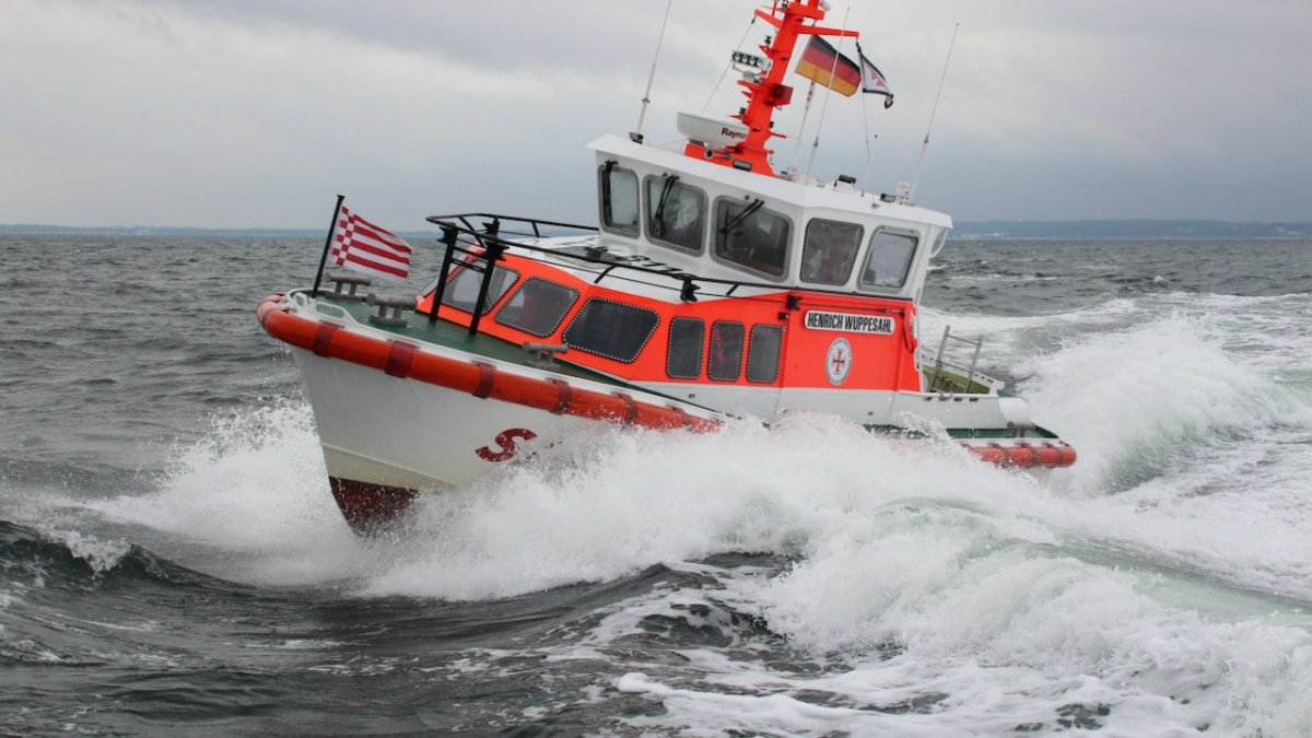Seenotretter und Bundespolizei retten Jetski Fahrerin vor Neustadt - Ankerherz Verlag
