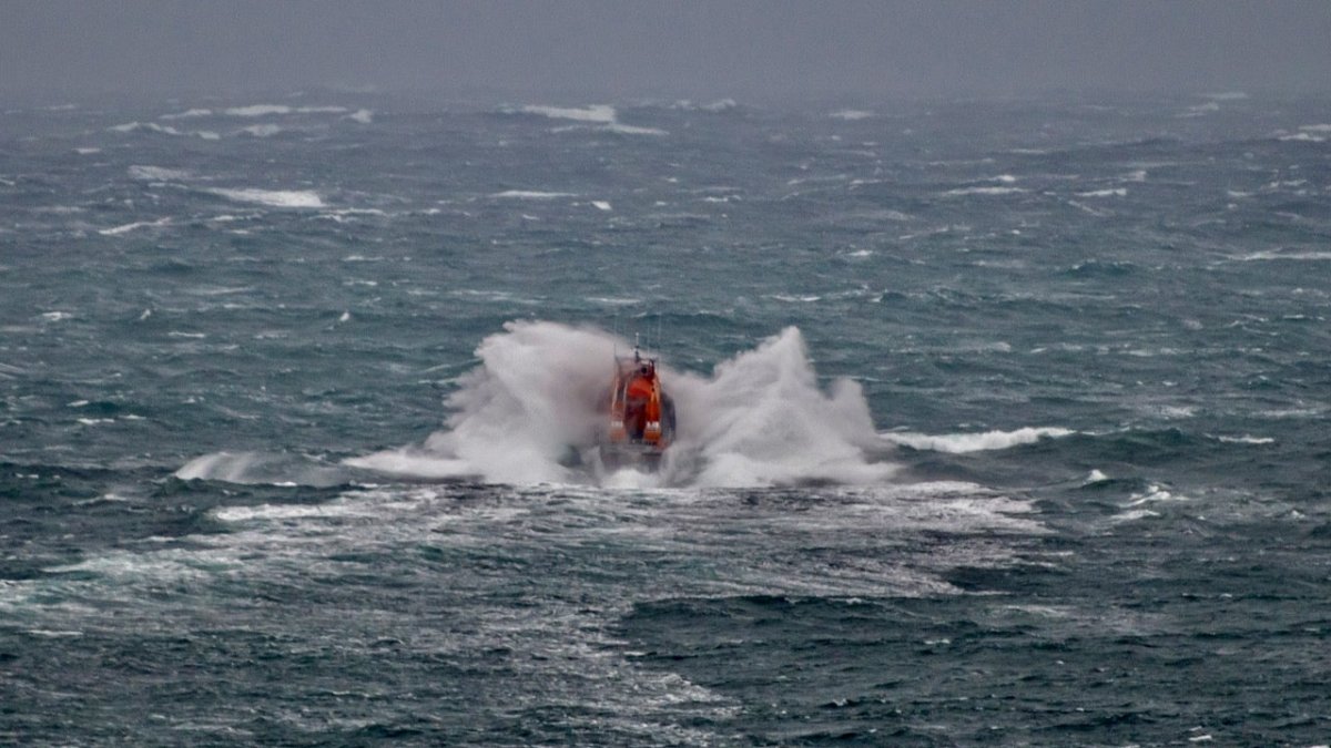 Shetland: RNLI Lerwick rettet Fischer nach 18 Stunden aus Sturm - Ankerherz Verlag