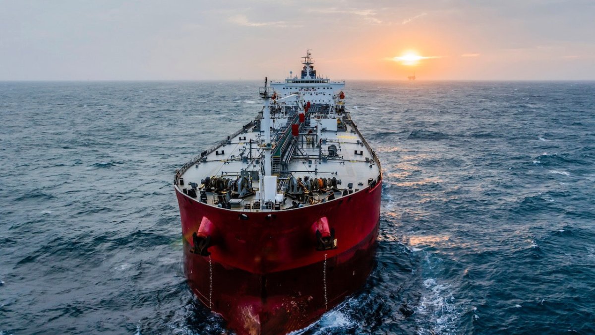 Solidarität auf See: Großer Tanker ändert Kurs und rettet Segler in Not - Ankerherz Verlag