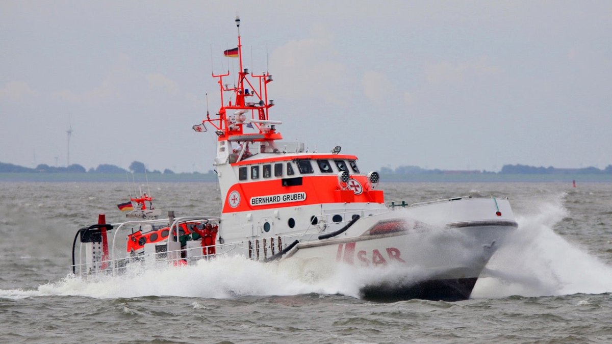 Station Hooksiel: Seenotretter im Einsatz für Yacht mit Wassereinbruch - Ankerherz Verlag