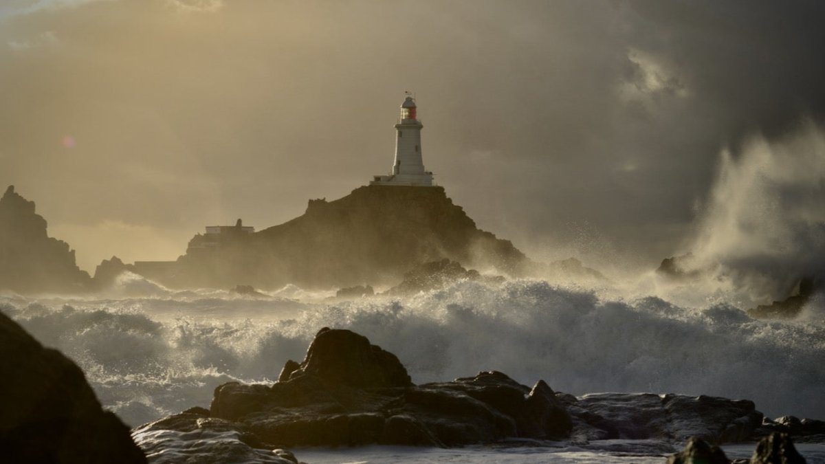 Sturm Ciarán: Warnstufe Rot und Panikkäufe auf der Insel Jersey - Ankerherz Verlag