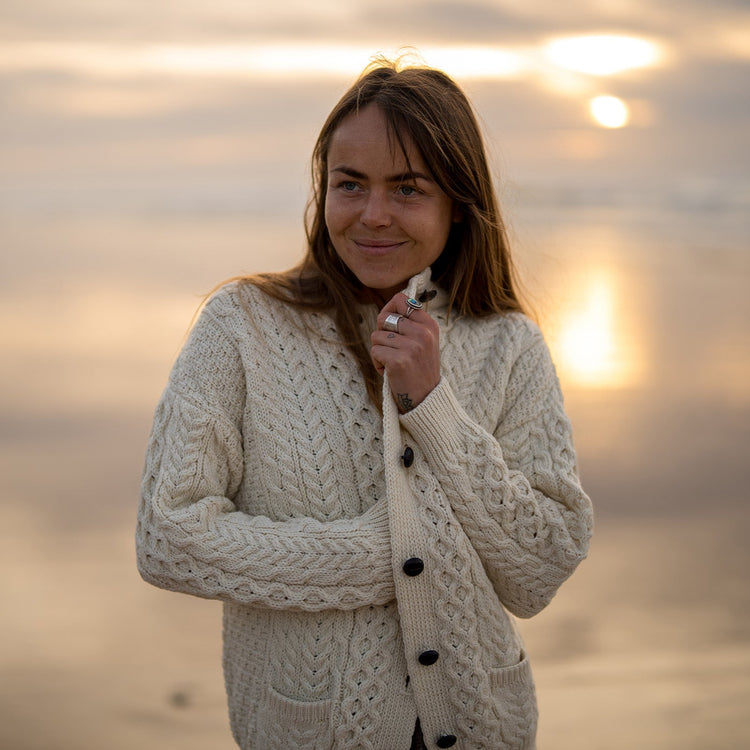 Breaffy Aran Strickjacke für Damen, Oat | ankelinerherz.com